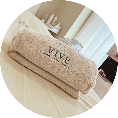 Toalla y logotipo Clínica Vive